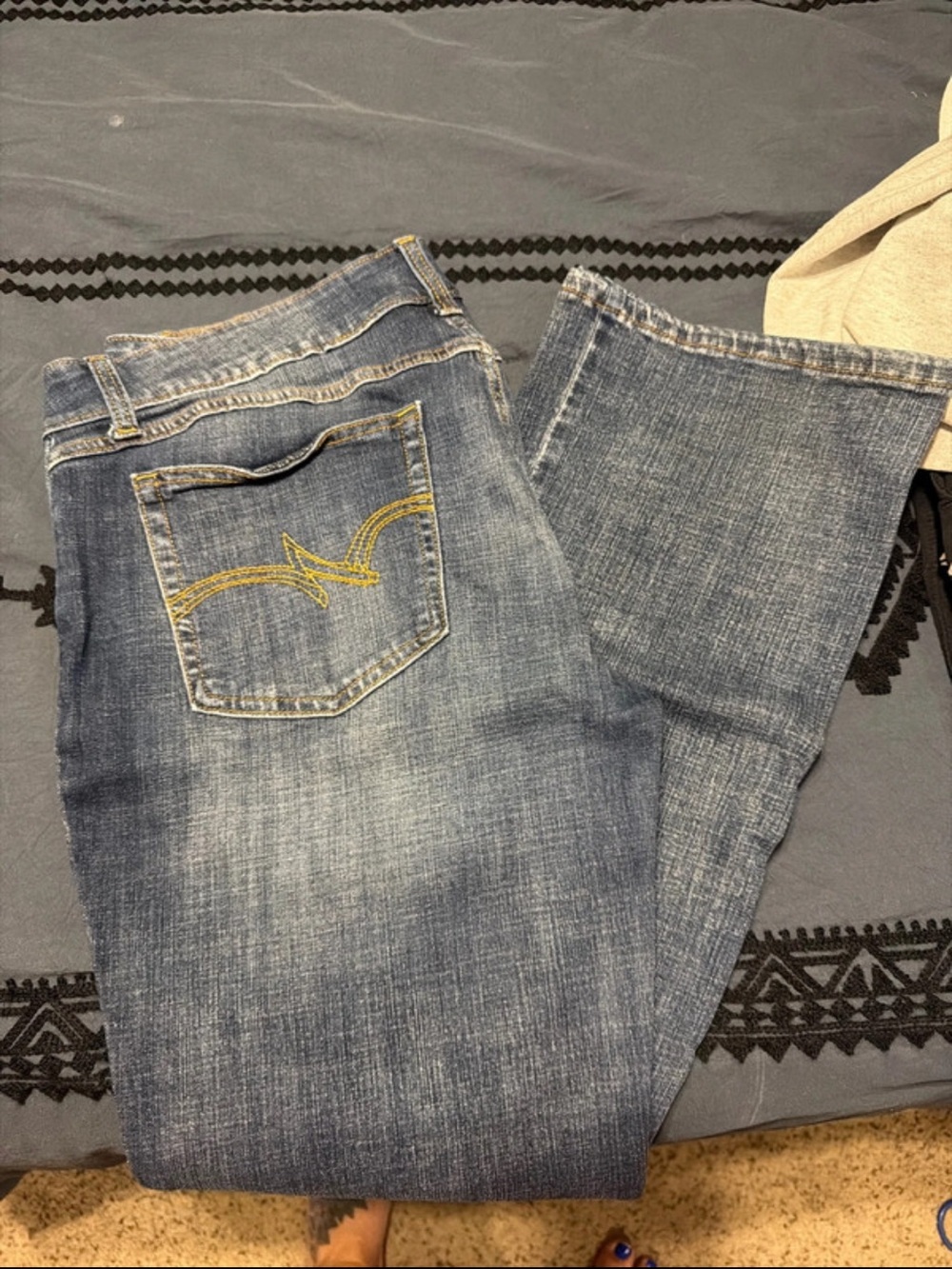 Wrangler woman’s Faded Blue Relaxed Jeans with Yellow Stitching